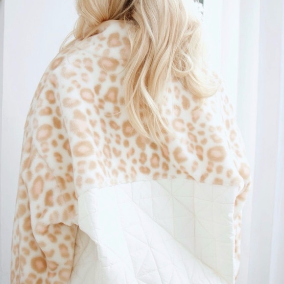 Leopard Print Fleece Jacket with Quilted Detail - Picture 4 of 8